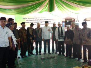Walikota Kupang, Jefri Riwu Kore foto bersama usai Peletakan batu pertama pembangunan Mesjid Al-Fatah Kampung Solor
