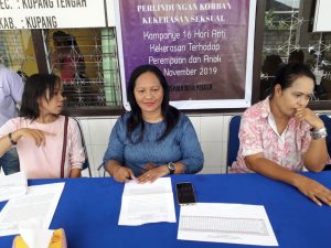 Direktris Rumah Perempuan Kupang, Libby Sinlaeloe (di tengah) saat memberikan keterangan kepada awak media, Senin (25/11)/ Foto: Ama Beding