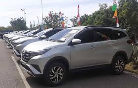 12 mobil Toyota Rush keluaran terbaru, terparkir rapi di halaman Kantor Bupati Malaka, sebelum dibagikan untuk 12 lembaga agama di Malaka, Senin (03/08/2020). (Frido: Frido Umrisu Raebesi/ Vox NTT)