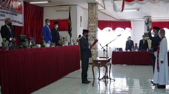 Dedi Patiwua saat diambil sumpah dan janji oleh Ketua DPRF Kota Kupang